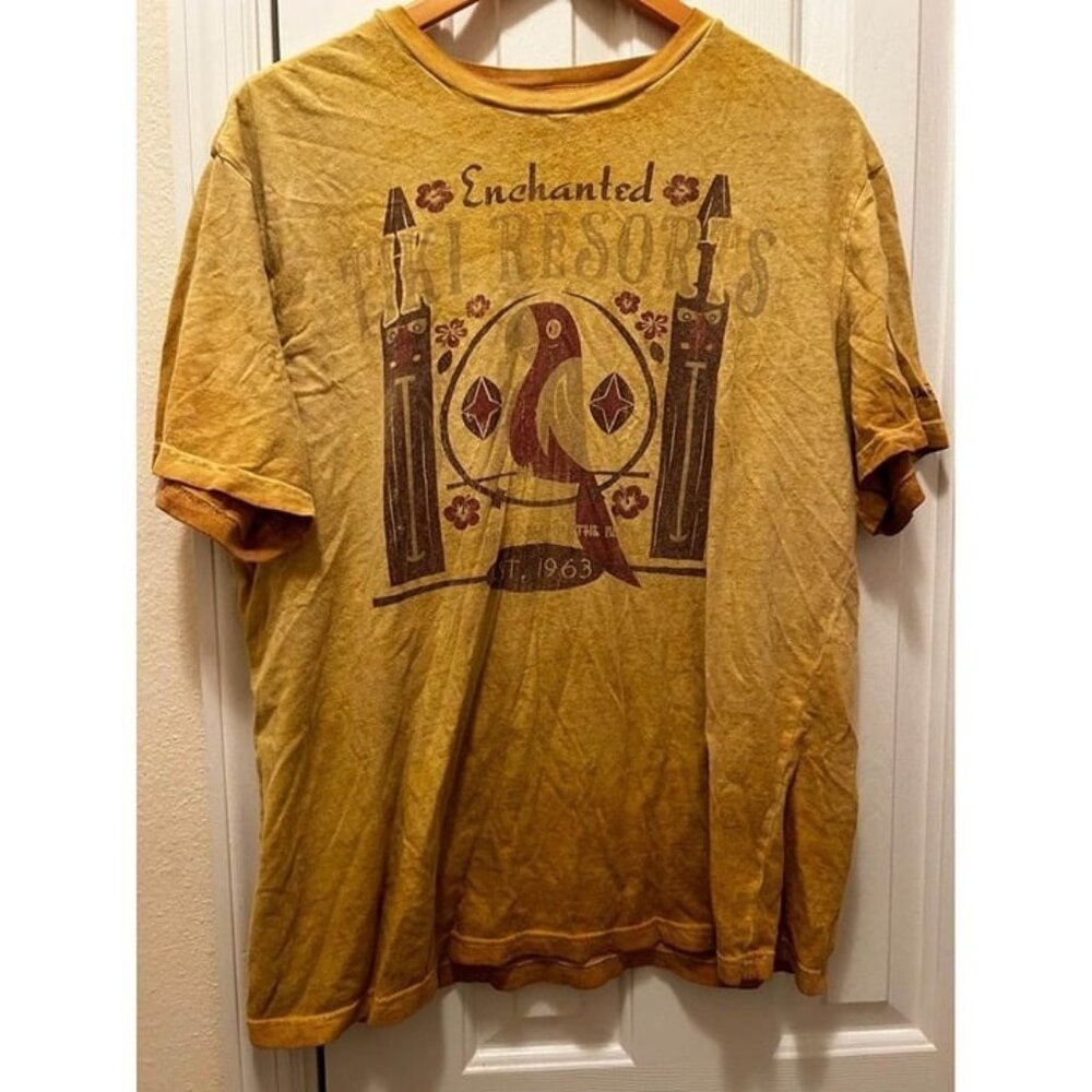 Men’s medium Disney tiki room shirt